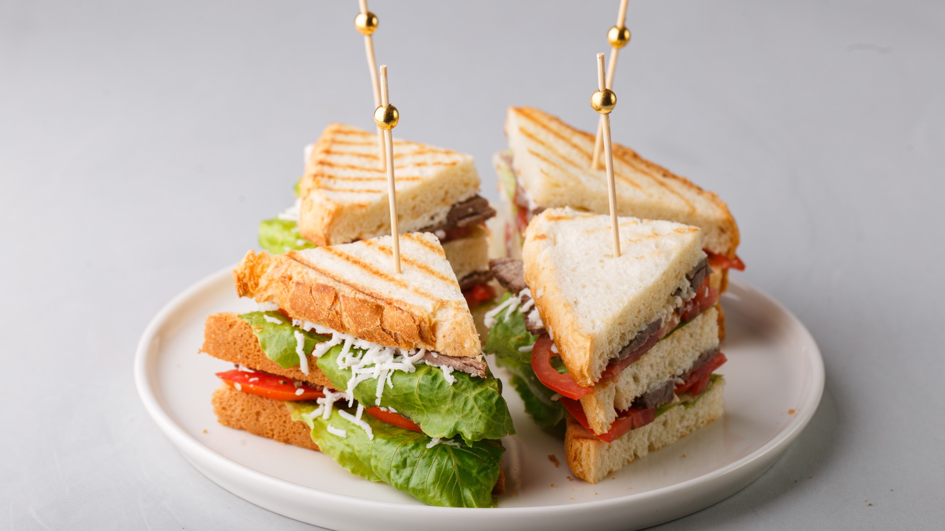 Club sandwich with roastbeef